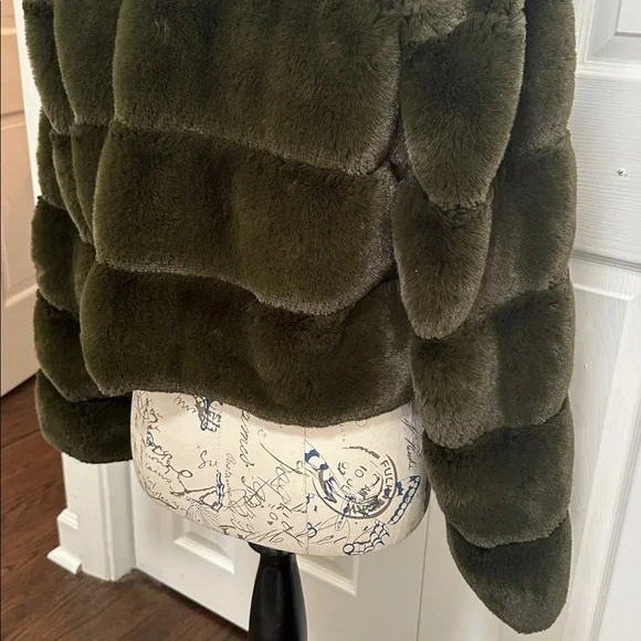 Belle Fare Faux Fur Olive Cropped Jacket - Picture 10 of 16